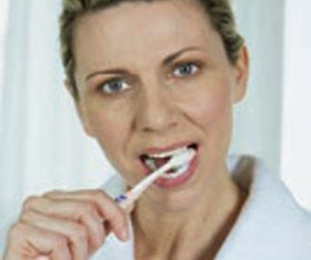 Zahnreinigung:
Auch nach chirurgischen Eingriffen muss die Plaque mit einer sehr weichen Zahnbürste entfernt werden.